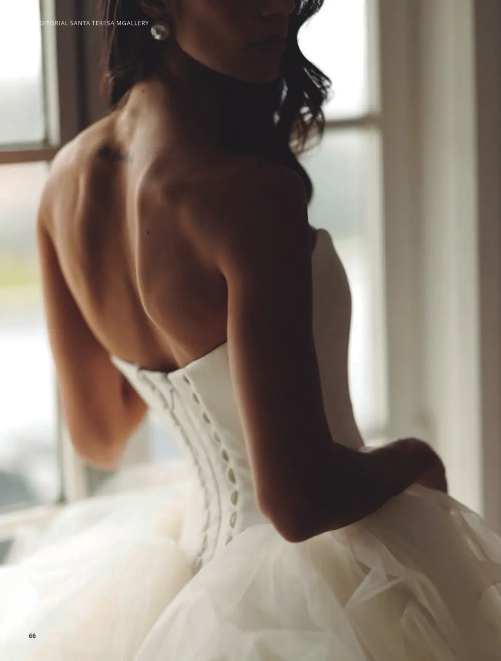 Noiva de costas com vestido tomara que caia e corset