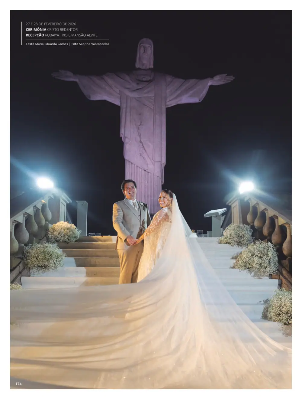Noivos diante do Cristo Redentor iluminado à noite