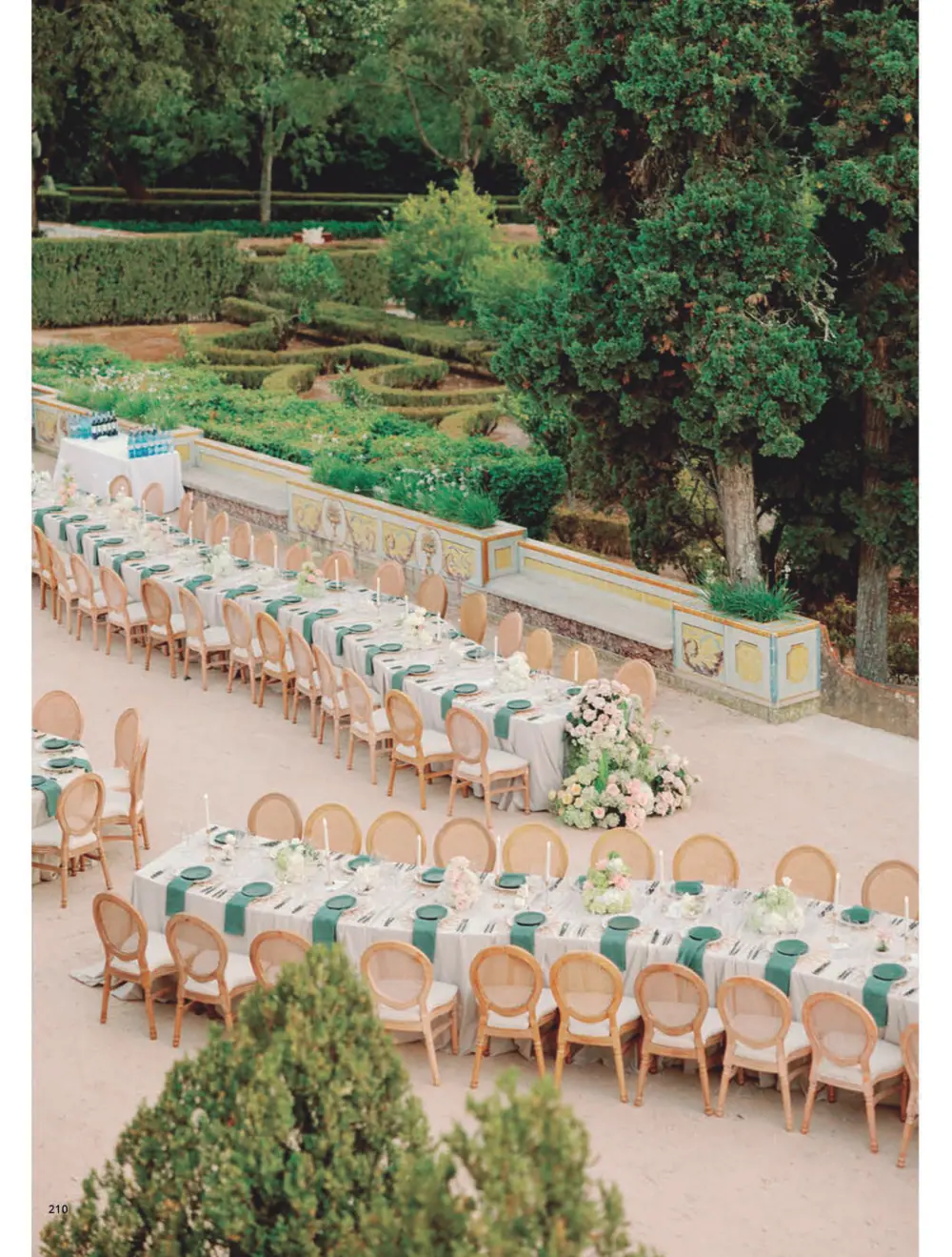 Mesa imperial de casamento montada em jardim de palácio